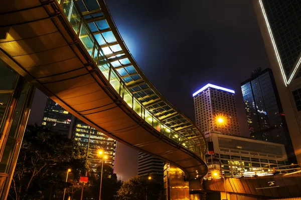 Vista notturna con passerella a Hongkong Central — Foto Stock