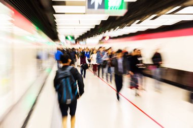 bir metro istasyonu zoom etkisi ile insanlar