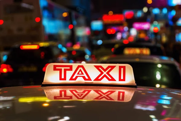 Taxi znakem taxi Hongkong v noci — Stock fotografie
