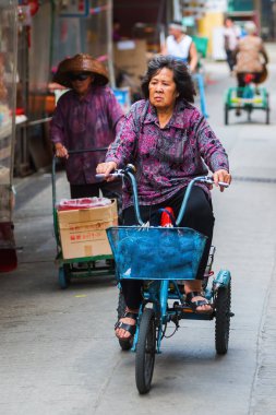 yerli kadın ile Bisiklet Tai O, Lantau Island, Hong Kong