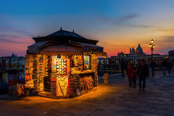 Сувенирная лавка в Венеции, Италия — стоковое фото