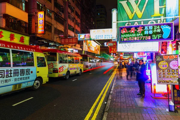 Straße bei Nacht mit Leuchtwerbung in Hongkong — Stockfoto
