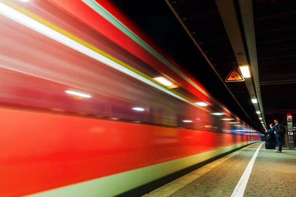 Noční vlak společnosti Deutsche Bahn na nádraží v Kolíně nad Rýnem — Stock fotografie