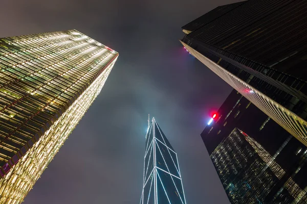 Paysage urbain nocturne avec des gratte-ciel à Hong Kong — Photo