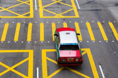 Hong Kong'da bir yolda tipik taksi