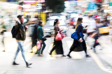 Hongkong bir sokakta geçerken insan kalabalığı
