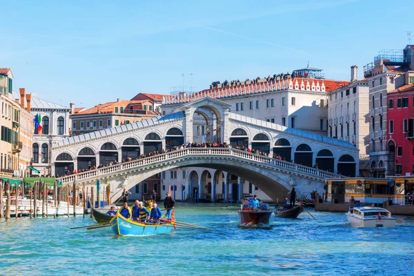 Den berömda Rialtobron i Venedig, Italien — Stockfoto