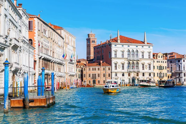 Uitzicht op het grote kanaal in Venetië, Italië — Stockfoto