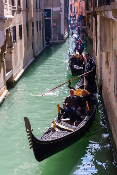 Canal con gondole a Venezia — Foto Stock