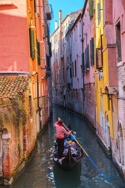 Canal con góndolas en Venecia, Italia —  Fotos de Stock