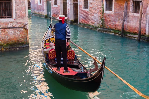Canal con gondole a Venezia — Foto Stock