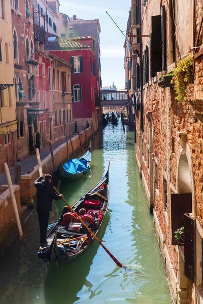 Kanaal met gondels in Venetië, Italië — Stockfoto