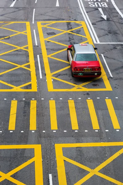 Typisches Taxi auf einer Straße in Hongkong — Stockfoto