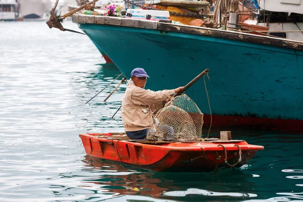 Aberdeen, Hong Kong limanında bir tekne ile tanka adam — Stok fotoğraf