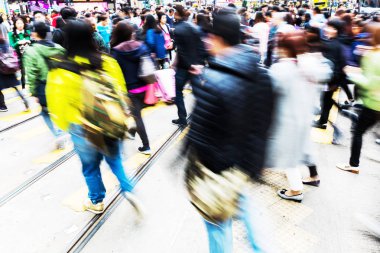 Hareket Bulanıklığı ile Hong Kong bir caddeden karşıya insanlar