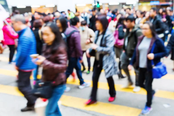 Люди переходят улицу в Гонконге вне зоны внимания — стоковое фото