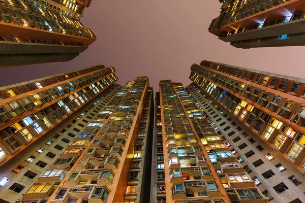 Rascacielos en Causeway Bay, Hong Kong, por la noche — Foto de Stock
