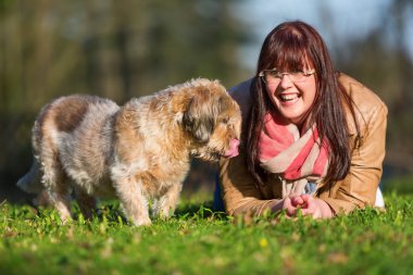 Onu köpek çim ile genç bir kadın yatıyor