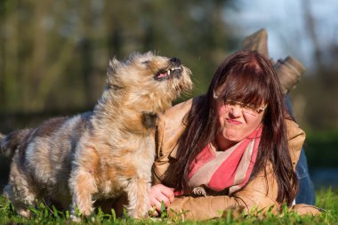 onun bir kadınla köpek sallar