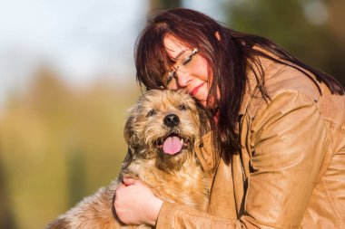 genç kadın ile şirin bir köpek sarılma