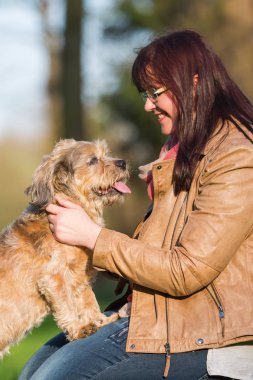 genç kadın ile şirin bir köpek sarılma