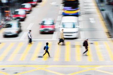 Hongkong bir sokakta geçerken insanlar