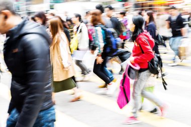 Hongkong bir sokakta geçerken insanlar