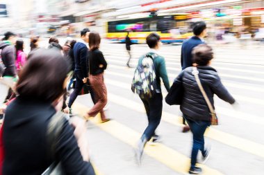 Hongkong bir sokakta geçerken insanlar