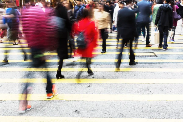 Pessoas cruzando uma rua em Hongkong — Fotografia de Stock