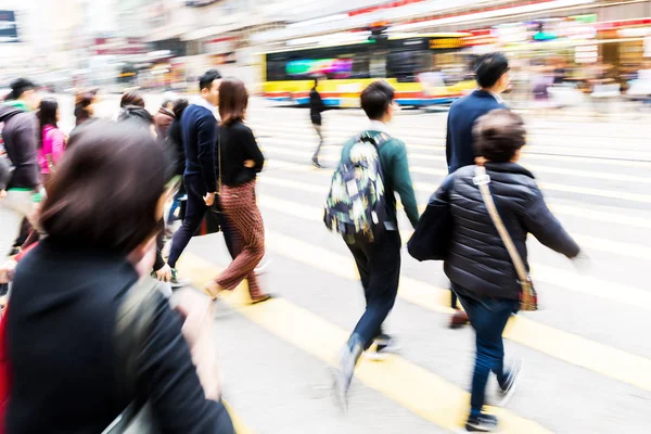 Pessoas cruzando uma rua em Hongkong — Fotografia de Stock