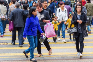 bir Hong Kong geçerken insanların kalabalıklar