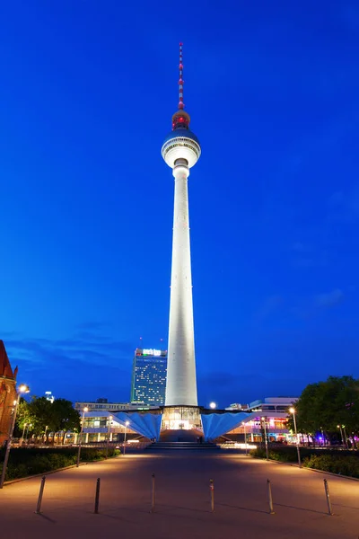 在柏林，德国，夜间广播电视塔 — 图库照片