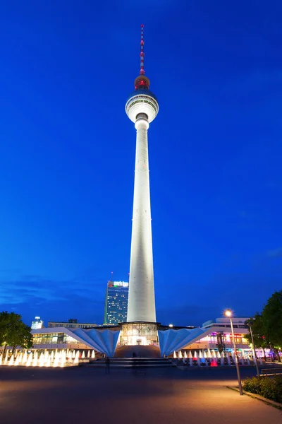 在柏林，德国，夜间广播电视塔 — 图库照片
