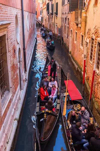 Τυπικό κανάλι με γόνδολα στη Βενετία, Ιταλία — Φωτογραφία Αρχείου