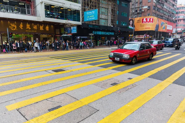 Reger Verkehr auf der Königsstraße in Hongkong — Stockfoto