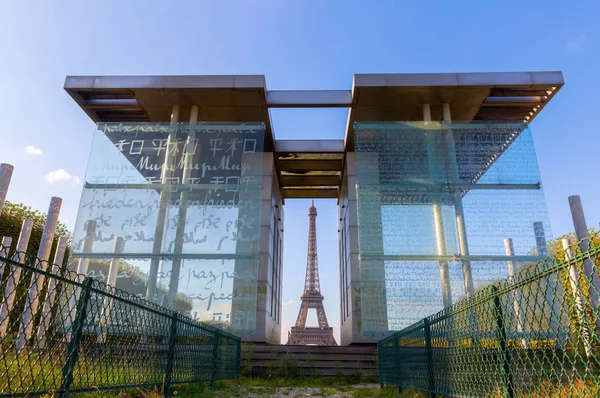 Eiffelova věž v Paříži vidět od Champs de Mars — Stock fotografie