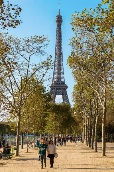 Eiffel Tower in Paris seen from Champs de Mars — Stock Photo, Image