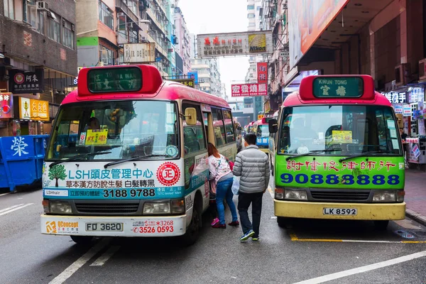 Bahnhof mit öffentlichen Stadtbussen in Hongkong — Stockfoto