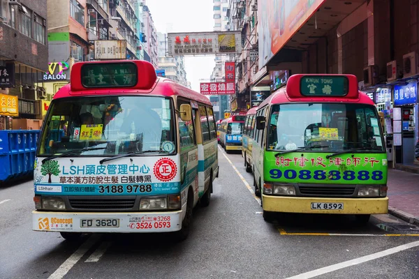 Bahnhof mit öffentlichen Stadtbussen in Hongkong — Stockfoto