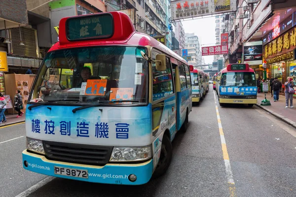 Bahnhof mit öffentlichen Stadtbussen in Hongkong — Stockfoto