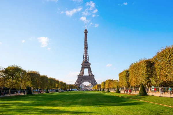 De toren van Eiffel in Parijs gezien vanaf de Champs de Mars — Stockfoto