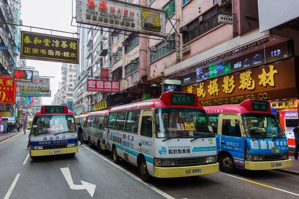 Bahnhof mit öffentlichen Stadtbussen in Hongkong — Stockfoto
