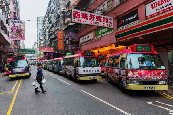 Bahnhof mit öffentlichen Stadtbussen in Hongkong — Stockfoto