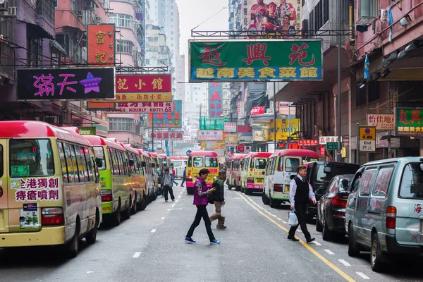 Stanice s veřejným světle autobusy v Hong Kongu — Stock fotografie