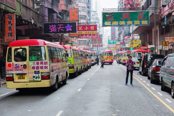 Bahnhof mit öffentlichen Stadtbussen in Hongkong — Stockfoto