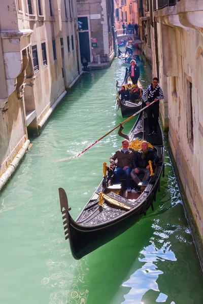 Τυπικό κανάλι με γόνδολα στη Βενετία, Ιταλία — Φωτογραφία Αρχείου