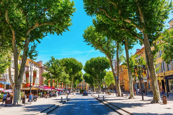 Aix-en-Provenceの通りの車Mirabeau — ストック写真