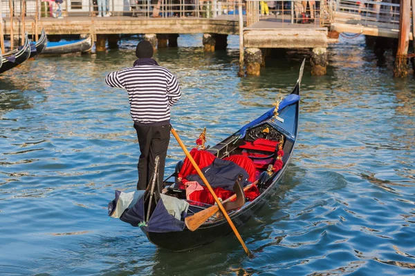 Canal typique avec gondole à Venise, Italie — Photo