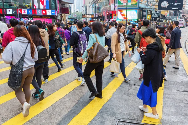 Oameni care traversează Kings Road în Hong Kong — Fotografie, imagine de stoc