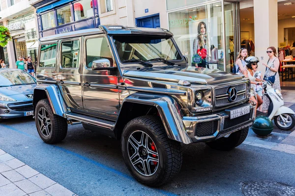 Coche todoterreno Mercedes-Benz en Cannes —  Fotos de Stock